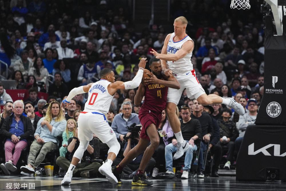 以其卓越的 以其卓越的